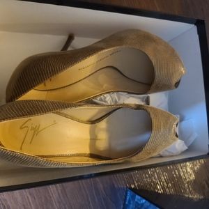 MOVING SALE. EVERYTHING MUST GO! Giuseppe Zanotti pumps. 100% authentic.